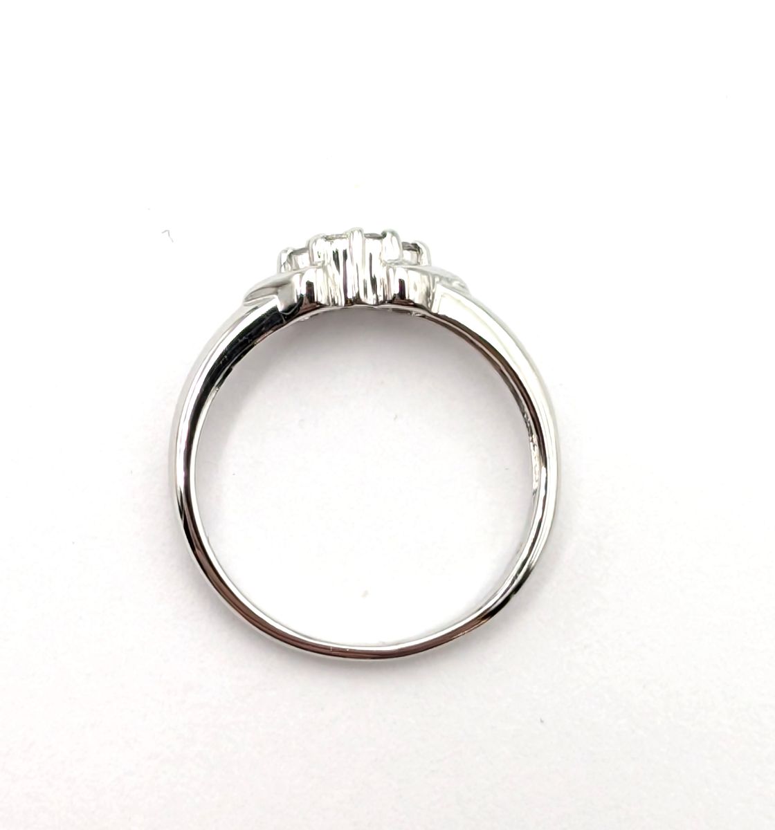 Ring i Hvit Gull med Diamanter